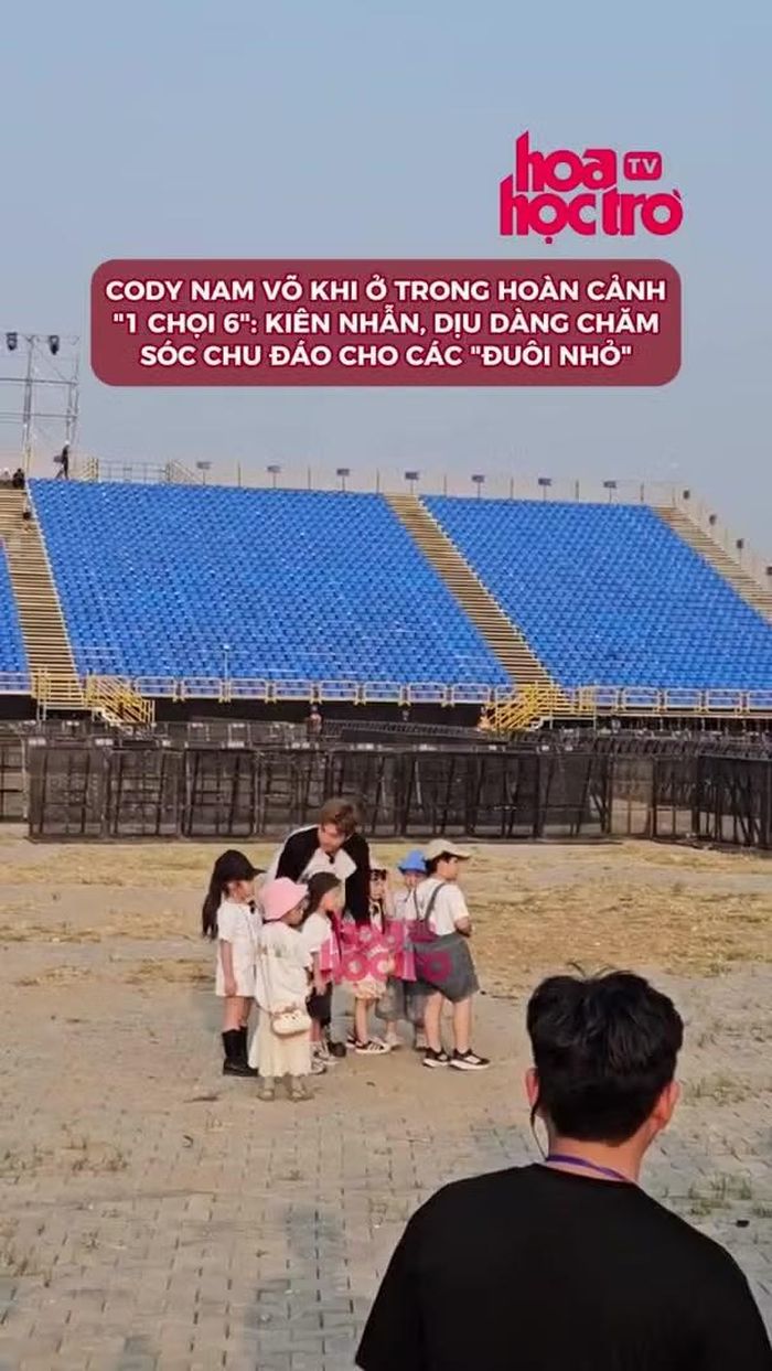 CODY Nam Võ ân cần chăm lo cho các bé.