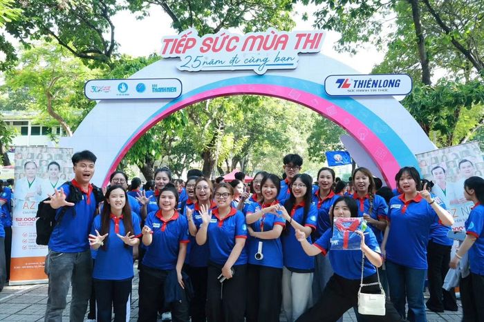 Các sinh viên tình nguyện Tiếp sức mùa thi năm 2026 rạng rỡ trong lễ ra quân. Ảnh: Tiếp sức mùa thi - TP.HCM