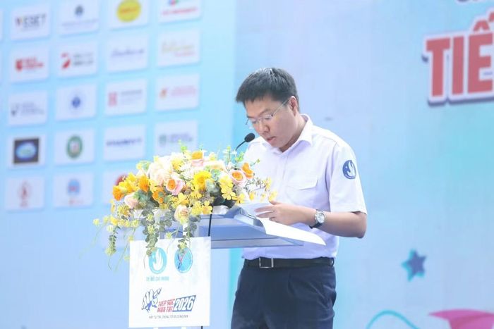 Anh Nguyễn Đăng Khoa - Phó bí thư Thành Đoàn, Chủ tịch Hội Sinh viên Việt Nam TP.HCM phát biểu tại lễ ra quân. Ảnh: Tiếp sức mùa thi - TP.HCM