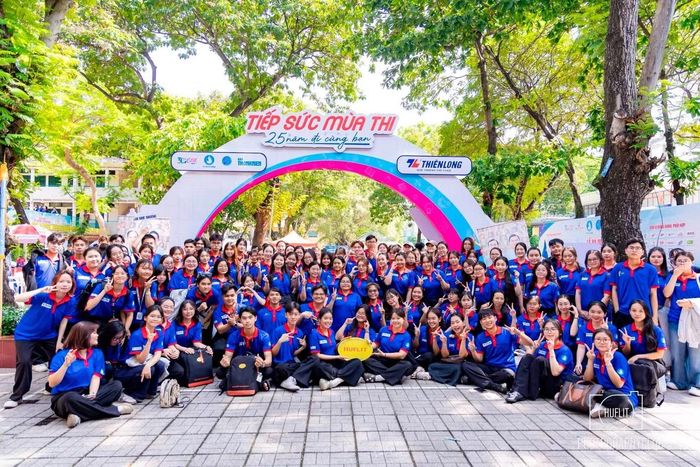 Đội hình TNV Trường Đại học Ngoại ngữ - Tin học TP. HCM (HUFLIT). Ảnh: HUFLIT Channel