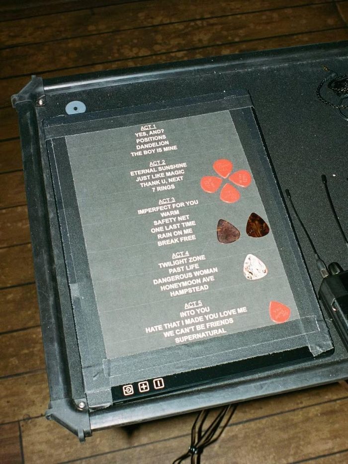 Toàn bộ setlist trong đêm diễn được chia làm 5 phần.