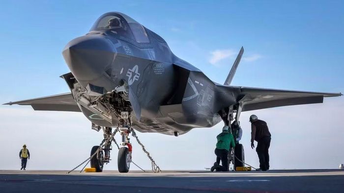 Vũ khí trang bị bao gồm tên lửa không đối không dẫn đường radar AIM-120 AMRAAM, tên lửa không đối không tầm ngắn AIM-9X Sidewinder và các loại bom dẫn đường chính xác như bom JDAM hoặc bom dẫn đường laser.