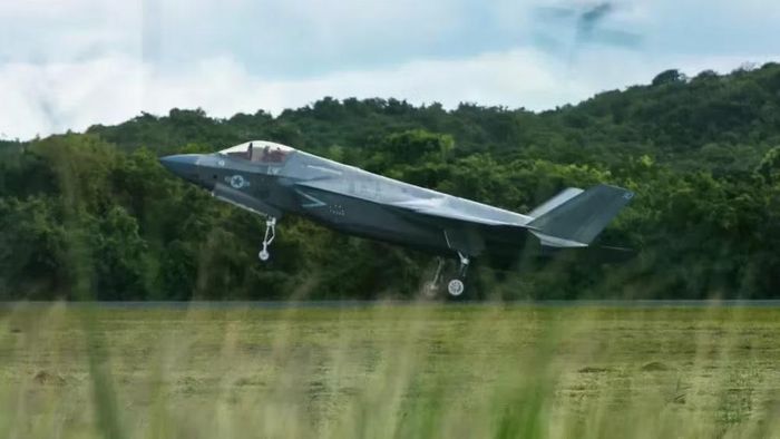 Trong bài tập, tiêm kích tàng hình đa nhiệm F-35B Lightning II không chỉ thực hiện nhiệm vụ tấn công mà còn đóng vai trò trung tâm điều phối thông tin trên không.