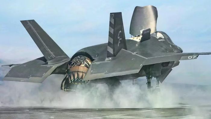 Hệ thống điện tử của máy bay gồm radar mảng pha điện tử chủ động AN/APG-81, hệ thống quan sát hồng ngoại phân tán và tổ hợp tác chiến điện tử, cho phép phát hiện, theo dõi và gây nhiễu mục tiêu trong môi trường phức tạp.