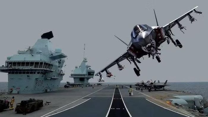 Tiêm kích tàng hình đa nhiệm F-35B Lightning II là biến thể cất cánh đường băng ngắn và hạ cánh thẳng đứng, cho phép hoạt động từ tàu đổ bộ tấn công hoặc đường băng dã chiến.