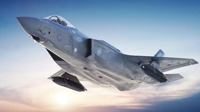 AGM-158B JASSM-ER là tên lửa hành trình tàng hình phóng từ máy bay do Mỹ phát triển. Loại vũ khí này có chiều dài 4,27 m, trọng lượng phóng 1.020 kg và mang đầu đạn xuyên phá nặng 450 kg.