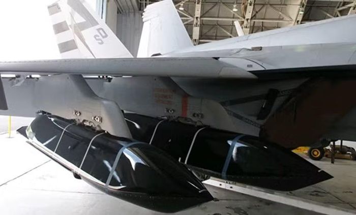 Trong nhiều năm, Đan Mạch chủ yếu dựa vào các loại vũ khí tấn công chiến thuật có tầm bắn hạn chế. Tuy nhiên, những thay đổi nhanh chóng của môi trường chiến lược tại khu vực Baltic và Bắc Cực đã buộc Copenhagen phải tìm kiếm các phương án tăng cường khả năng răn đe.