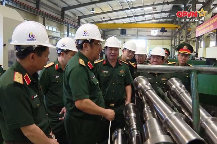 Nhưng thay vì giữ nguyên thiết kế và sửa đổi nhẹ, T-1 được trang bị khung gầm lớn hơn với 7 bánh chịu lực mỗi bên và tháp pháo mới, hệ thống ngắm bắn hiện đại, hệ thống điều khiển kỹ thuật số và mức độ bảo vệ cũng được cải thiện.