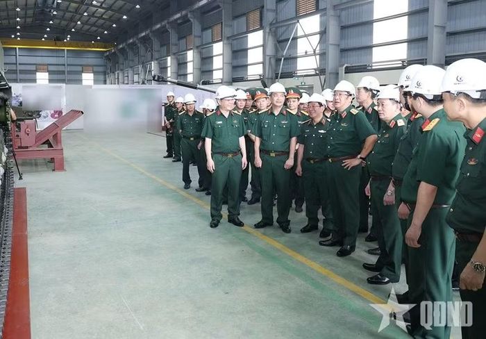 Dựa trên những bức ảnh được công bố, có thể thấy rằng xe tăng lội nước PT-76 của Liên Xô - phương tiện đã phục vụ trong Quân đội Việt Nam hàng chục năm, được lấy làm cơ sở cho thiết kế của chiếc T-1.