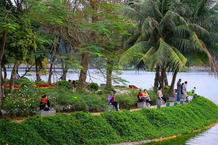 Mỗi sáng và chiều có hàng nghìn người dân tới đi bộ, tập thể dục, tham gia các hoạt động văn hóa, thể thao