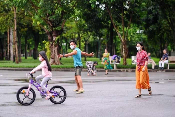 Chủ trương hạ hàng rào công viên đang cho thấy sự thay đổi trong tư duy phát triển đô thị của Hà Nội, khi không gian công cộng được mở rộng và phục vụ người dân tốt hơn