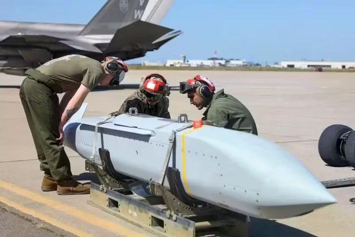 Bên cạnh đó cũng cần nhắc đến là dòng bom JDAM dẫn đường bằng GPS, chẳng hạn như GBU-31 và GBU-38, có trọng lượng lần lượt là 225 kg và 900 kg.