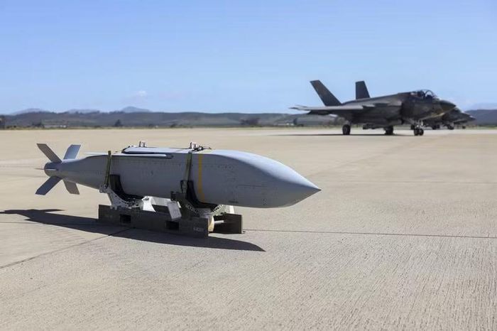 Ngoài ra còn có cả đạn dẫn đường tầm xa AGM-154 Joint Supersonic Wing Bomb (JSOW) - một loại bom lượn có dẫn hướng, phóng từ trên không với cự ly tác chiến lên đến 130 km.