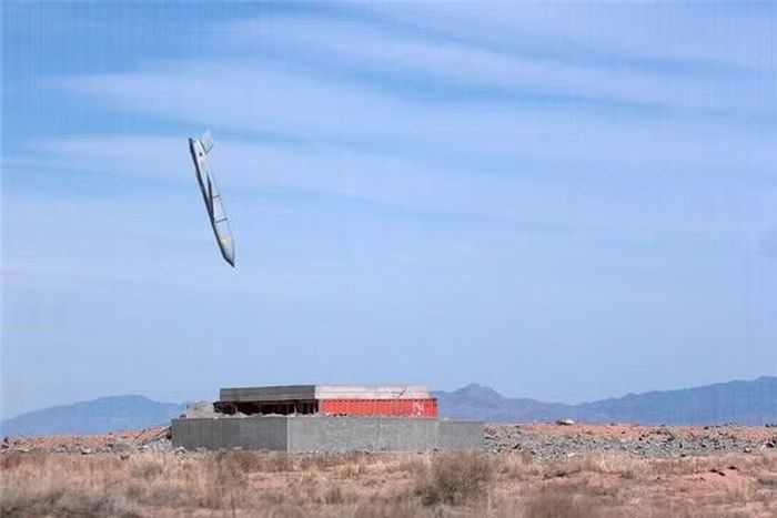 AGM-158 tích hợp hệ thống điều hướng rất tinh vi, kết hợp giữa dẫn hướng quán tính (INS), cập nhật dữ liệu từ hệ thống định vị toàn cầu GPS, đi kèm bộ cảm biến hồng ngoại cho việc tìm kiếm và khóa mục tiêu ở giai đoạn cuối.