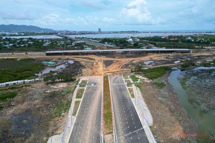 Tại nút giao giữa ĐT994 và tuyến kết nối cao tốc Biên Hòa - Vũng Tàu, không khí thi công diễn ra khẩn trương với nhiều mũi thi công được triển khai đồng loạt.