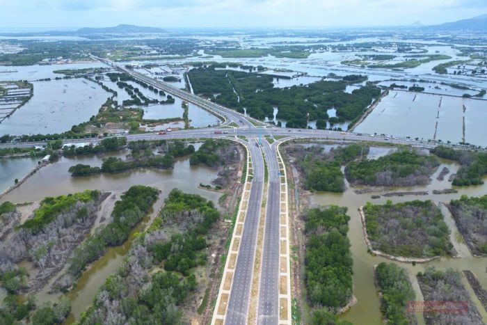 Hiện nút giao giữa ĐT994 và Quốc lộ 51 đã hoàn thành mở rộng lên 8-10 làn xe. Hệ thống biển báo, vỉa hè, cây xanh và thảm cỏ cũng đã được thi công đồng bộ, tạo diện mạo mới cho cửa ngõ kết nối khu vực.