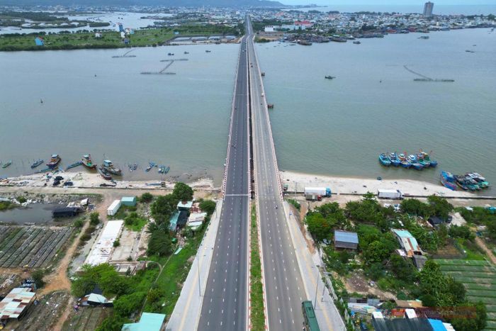 Công trình cầu Cửa Lấp 2 dài 721m, rộng 12,5m, được xây mới song song với cầu hiện hữu. Khi đưa vào khai thác đã góp phần tăng năng lực thông hành cho toàn tuyến, giảm áp lực cho khu vực cửa ngõ phía đông.