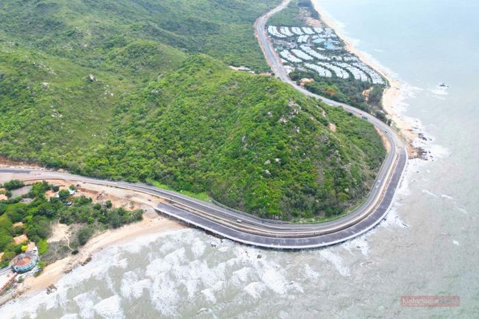 Tuyến đường tiếp tục uốn lượn đẹp mắt qua đèo nước Ngọt - cây cầu cạn qua đèo Nước Ngọt, kết nối Long Hải với Phước Hải. Công trình dài hơn 500m được xây dựng theo sườn núi, chạy song song tuyến đường hiện hữu.