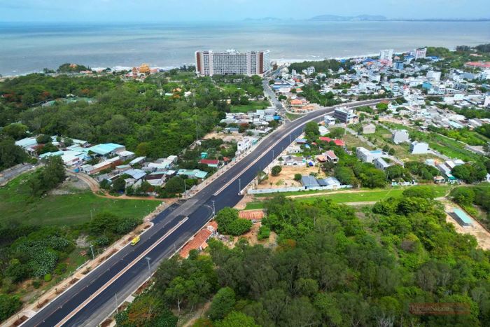 Khu vực Long Hải, mặt đường sau khi mở rộng cũng tạo không gian lưu thông thông thoáng.