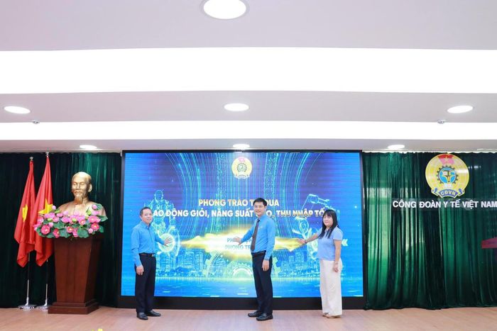 Ông Vũ Anh Tuấn, Phó Chủ tịch Công đoàn Y tế Việt Nam cùng đại diện Ban Chấp hành các công đoàn cơ sở trực thuộc thực hiện nghi lễ phát động.