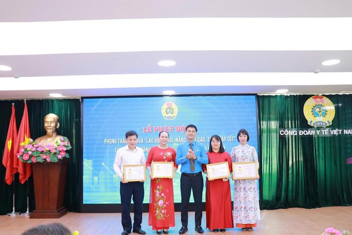 Lãnh đạo Công đoàn Y tế Việt Nam trao bằng Lao động sáng tạo Tổng Liên đoàn Lao động Việt Nam cho các cá nhân tiêu biểu. Ảnh: PV