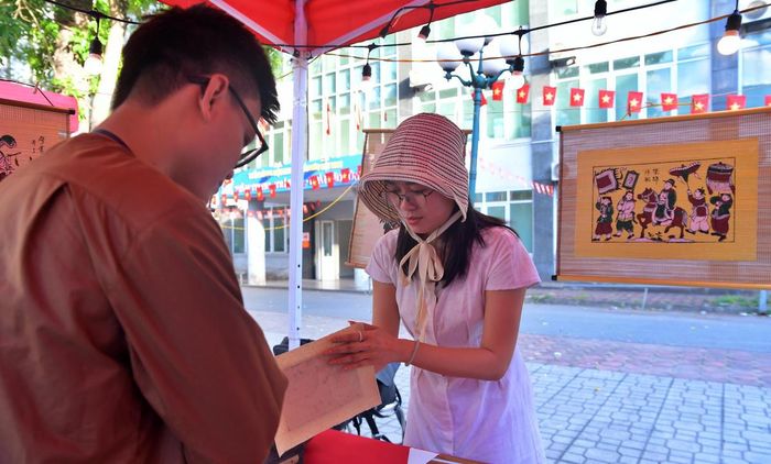 Bạn trẻ trải nghiệm làm tranh Đông Hồ tại chương trình Trạm Kinh Bắc.