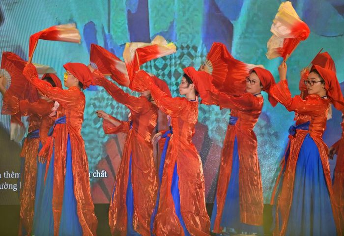 Nghệ thuật dân gian Kinh Bắc được kể lại bằng ngôn ngữ thị giác mới mẻ, mang đến những khám phá thú vị cho người tham dự.