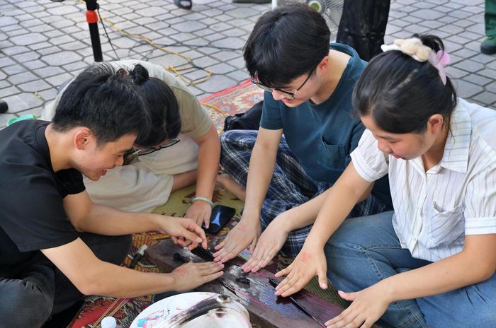 Các bạn trẻ trải nghiệm làm hương đen Hương Đen Làng Chóa - một làng nghề truyền thống lâu đời Bắc Ninh.