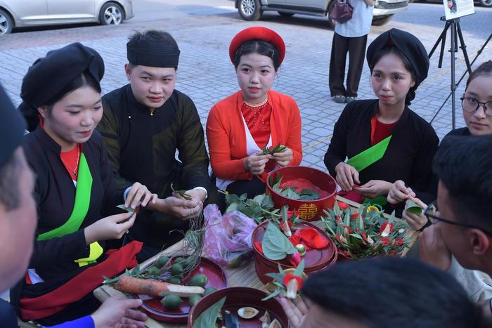 Trong sinh hoạt Quan họ, miếng trầu thường được têm thành hình chim phượng, vì thế người ta quen gọi là “trầu têm cánh phượng”.