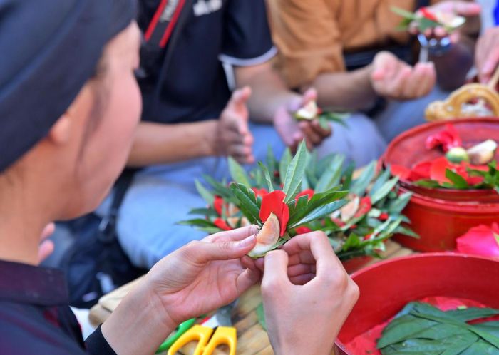 Các bạn trẻ trải nghiệm têm trầu cánh phượng.