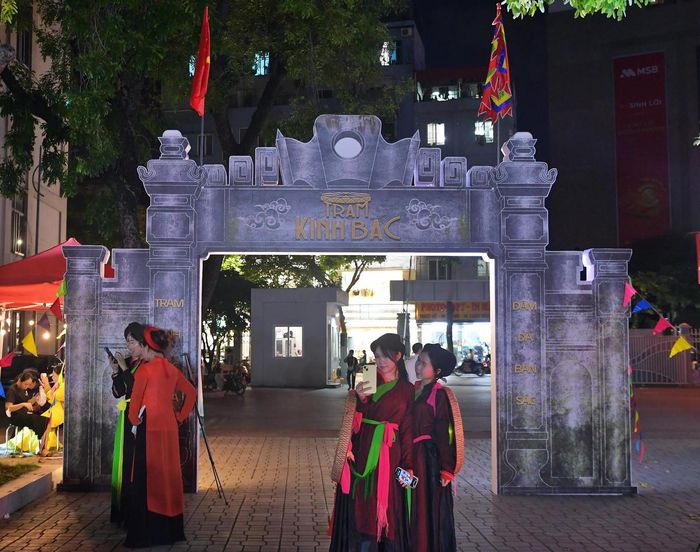 Những ký ức về làng quê Bắc Bộ, cổng làng và nếp sống truyền thống được tái hiện sinh động qua từng không gian trải nghiệm.