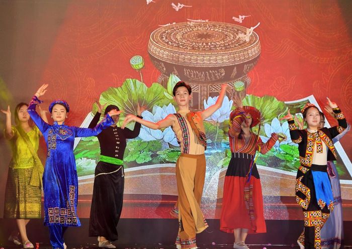 Các làn điệu dân ca vang lên trong không gian tương tác, giúp người tham dự cảm nhận sâu sắc hơn vẻ đẹp của di sản.
