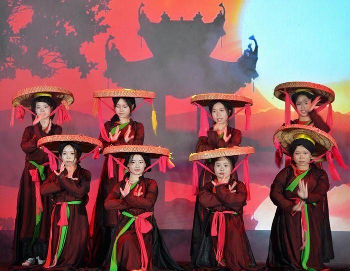 Từ làn điệu Quan họ ngân vang đến những họa tiết dân gian được tái hiện bằng ánh sáng, hiện lên gần gũi trong không gian đương đại.