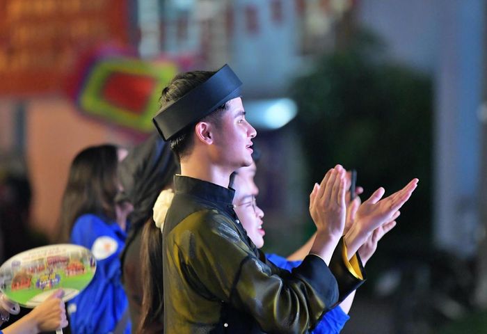 Các bạn trẻ hào hứng với những làn điệu Quan họ đặc sắc.