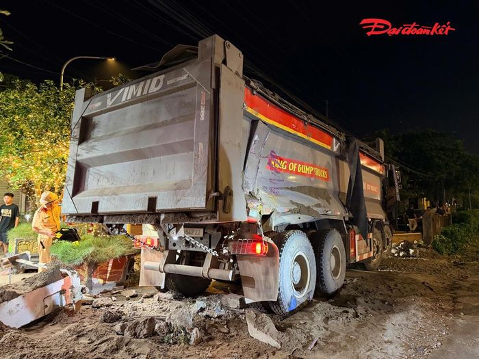 Ngay sau khi nhận được tin báo, Đội CSGT đường bộ số 8 (Phòng CSGT Công an TP Hà Nội) đã cử cán bộ, chiến sĩ đến hiện trường phối hợp với các đơn vị liên quan tổ chức phân luồng giao thông, bảo vệ hiện trường và điều tra nguyên nhân vụ việc.