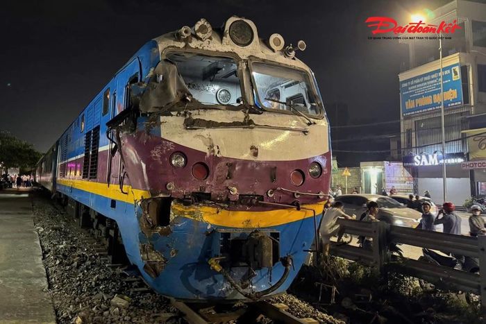 Khoảng 20h ngày 7/6, tại Km17+400 tuyến đường sắt Bắc - Nam, đoạn qua xã Thường Tín (Hà Nội), xảy ra vụ tai nạn giao thông đường sắt giữa tàu khách SE19 và một ô tô tải chở cát mang BKS 30B-542.XX.