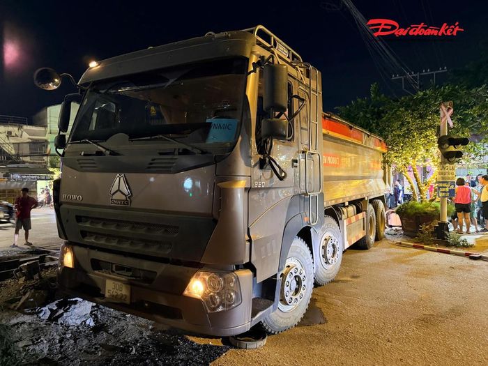 Theo thông tin ban đầu, thời điểm trên, ô tô tải đang lưu thông từ Quốc lộ 1A, vượt qua đường sắt để đi vào tuyến đường liên xã Nhị Khê thì bất ngờ xảy ra va chạm với đoàn tàu SE19 đang chạy theo hướng Bắc - Nam.