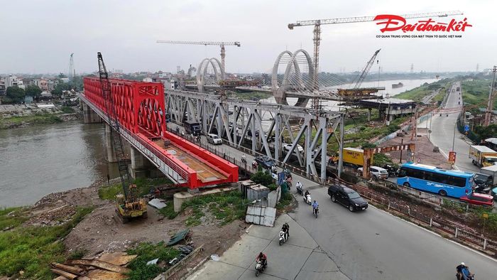 Cầu đường sắt Đuống mới với kết cấu vòm thép màu đỏ nổi bật nằm cạnh cầu Đuống cũ.