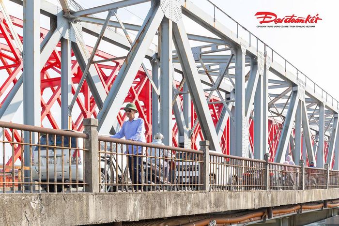 Tuy nhiên, sau hơn 120 năm sử dụng cùng nhiều lần sửa chữa, công trình đã xuất hiện nhiều dấu hiệu xuống cấp. Hàng ngày, cầu phải gánh lượng phương tiện vượt xa năng lực thiết kế ban đầu, đặc biệt là phần cầu đường bộ thường xuyên rơi vào tình trạng quá tải.