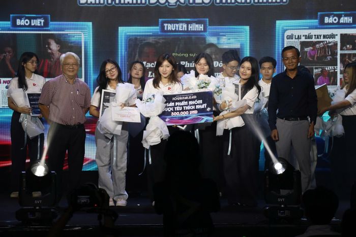  Đại diện Ban giám khảo trao giải đến các thí sinh đạt giải Sản phẩm nhóm được yêu thích nhất. Ảnh: BTC 