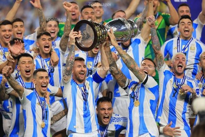  Messi cùng đồng đội là đương kim vô địch thế giới. Ảnh: EPA. 