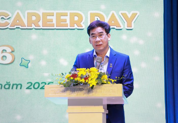 Tiến sĩ Lê Trường Sơn, Hiệu trưởng Trường ĐH Luật TP.HCM phát biểu tại ngày hội.