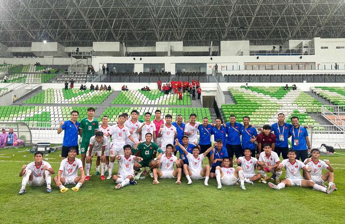  U-19 Việt Nam đang dẫn đầu bảng và chỉ cần hòa Indonesia là giành vé đi tiếp. Ảnh: VFF. 