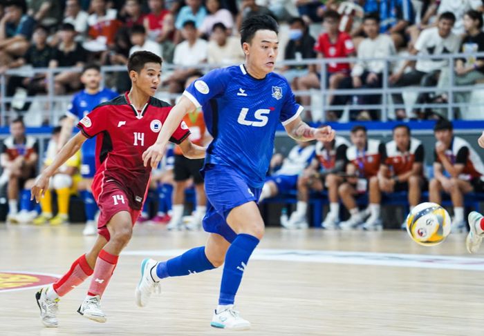 Tuyển thủ Châu Đoàn Phát có mặt tại các điểm tuyển sinh truyền cảm hứng cho cầu thủ nhí.