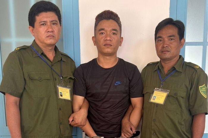Công an phường Tây Nam phối hợp Phòng Cảnh sát hình sự Công an TP.HCM bắt giữ nghi phạm cướp giật dây chuyền vàng của cụ bà 66 tuổi. Ảnh: CA