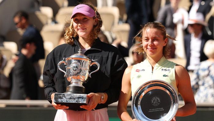  Mirra Andreeva và Maja Chwalinska tại lễ trao danh hiệu Roland Garros. 