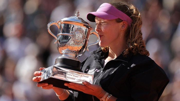  Tuổi 19, bộ sưu tập non trẻ của "búp bê Nga" Mirra Andreeva đã có danh hiệu Roland Garros. 