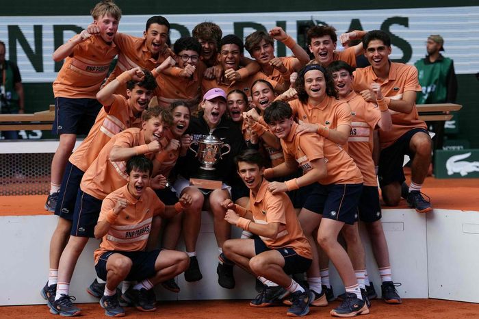  Nhà vô địch nữ Roland Garros 2026 cùng những em nhỏ nhặt bóng. 