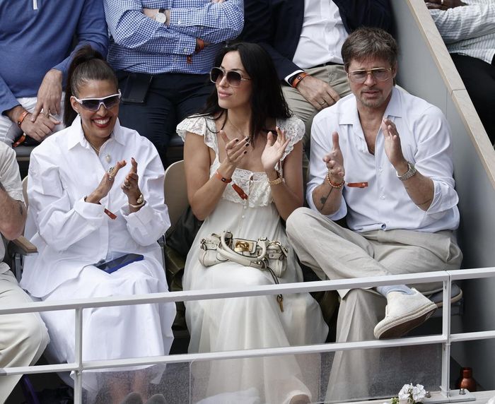  Tài tử điện ảnh Brad Pitt và bạn gái cũng đến sân Philippe Chatrier ở Paris để xem trận chung kết nữ Roland Garros 2026. 