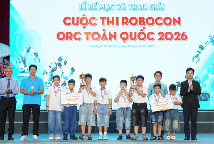  Ông Dương Trí Dũng, Phó Giám đốc Sở GD&amp;ĐT TP.HCM (bìa trái) cùng PGS. TS Châu Đình Thành, Phó Hiệu trưởng Trường Đại học Công nghệ Kỹ thuật TP.HCM trao giải thưởng cho các đội xuất sắc. Ảnh: BTC 